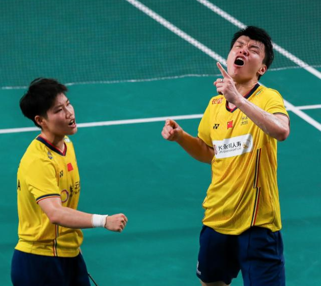 日本队力克中国队，黄鸭组合点燃赛场