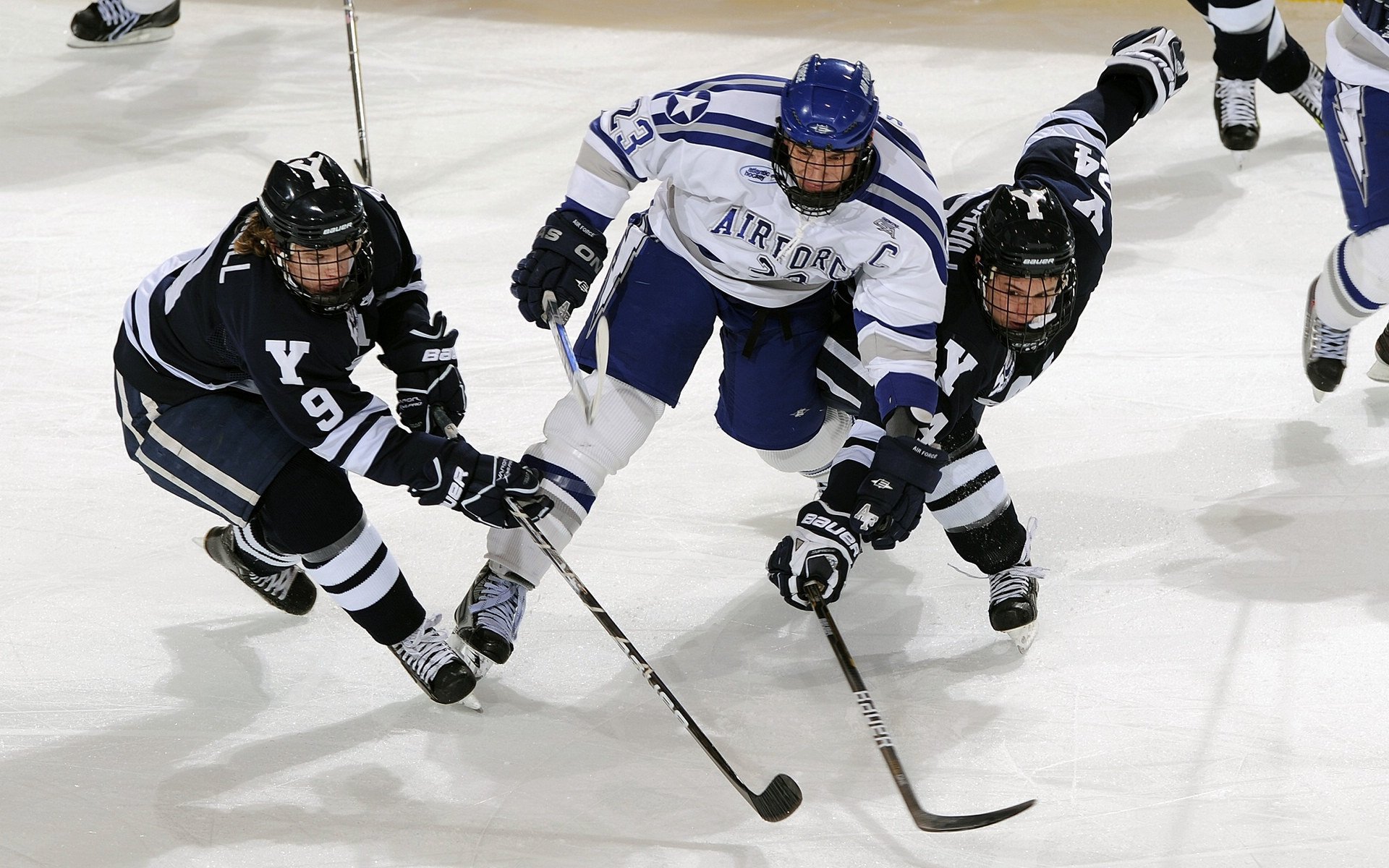 双线交汇的奇迹，当赛车啸叫刺破足球之夜